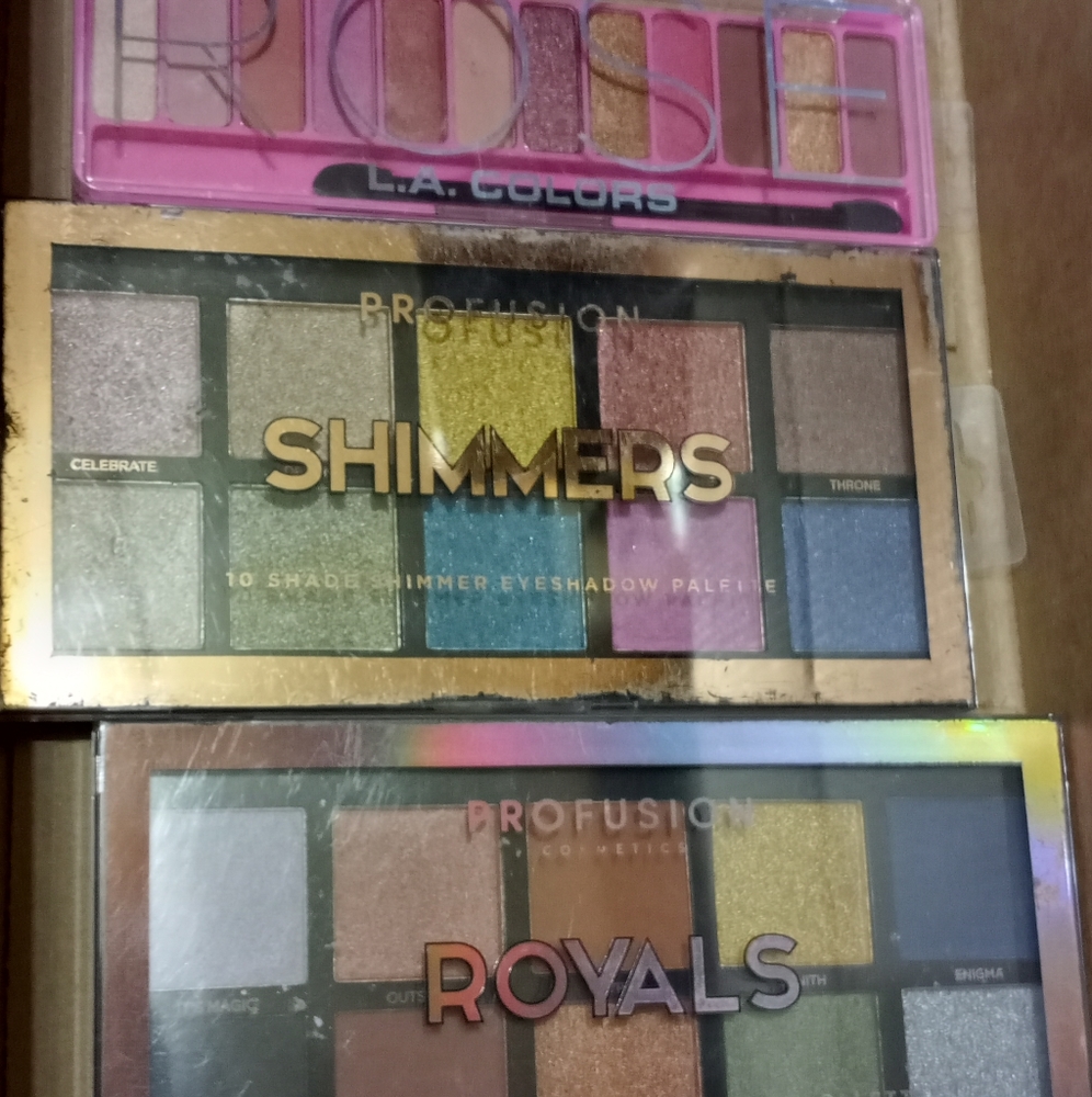 3 eyeshadow pallettes